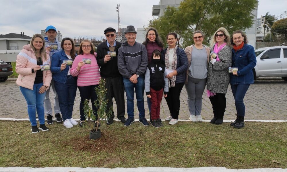 Amigos plantam árvore no local do acidente que vitimou o radialista Ricardo Ló em Farroupilha