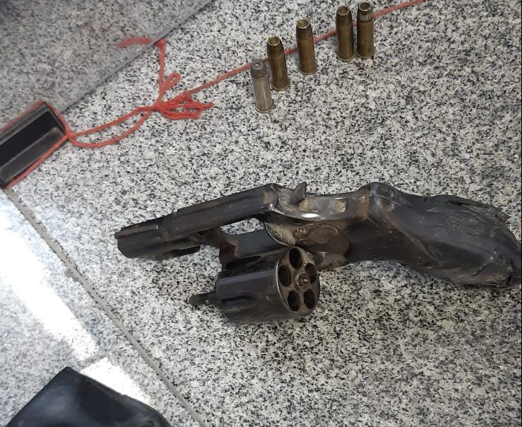 Motoboy encontra revólver abandonado na rua e entrega para a Brigada Militar em Caxias do Sul