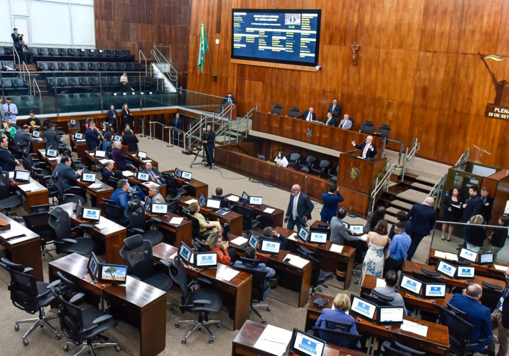 Deputados gaúchos votam aumento salarial e outros 50 projetos