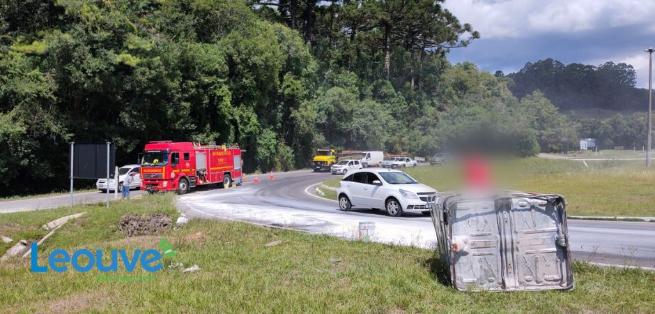 Carga cai de caminhão e causa acidente na ERS-122 em Flores da Cunha