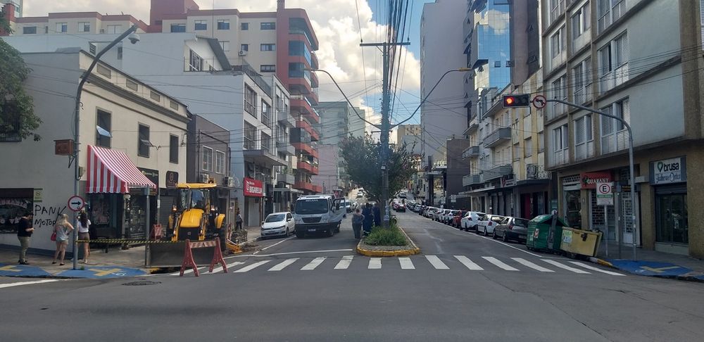 Obras bloqueiam trecho da Avenida Júlio de Castilhos, em Caxias do Sul