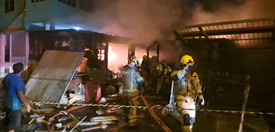 Incêndio atinge reciclagem no bairro Santa Fé, em Caxias do Sul