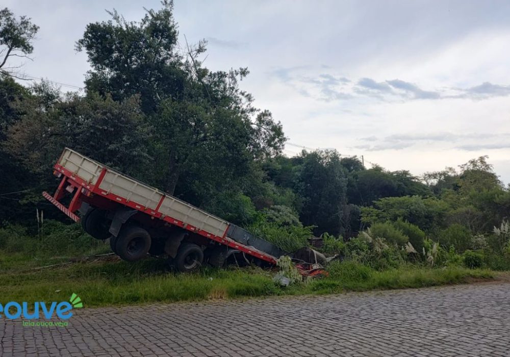 Caminhão tomba no bairro Cidade Nova, em Caxias do Sul